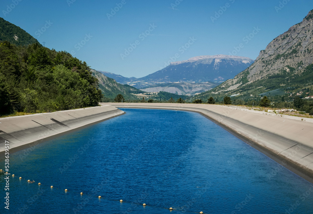 Canal de l'EDF de Canal usinier de la Durance v regionu Provence-Alpes-Côte d'Azur Valafft. - obrazy, fototapety, plakaty 