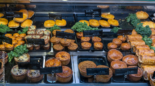 Foto close-up view of a butcher shop showcase with a variety of steak and pork pies