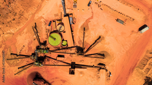 Drohnen-Foto Bauxit Tagebau mit Förderband und Kessel photo