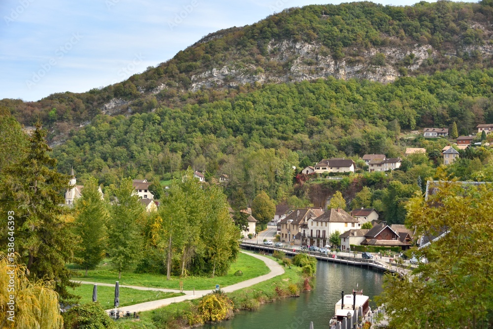Naklejka premium Panorama sur Chanaz (petite Venise Savoyarde)