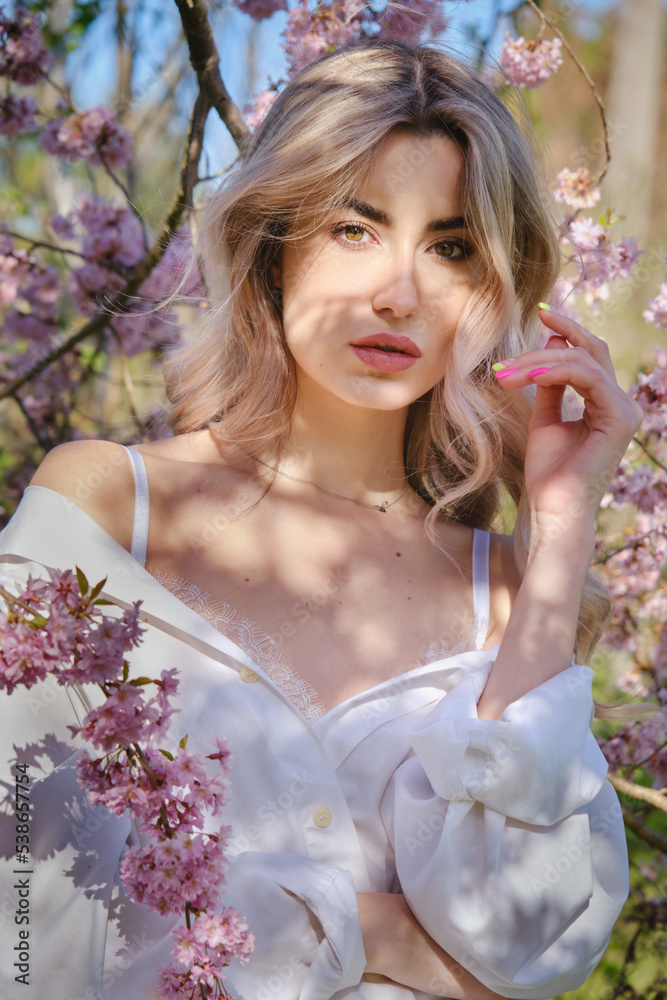 Naklejka premium woman in flowers