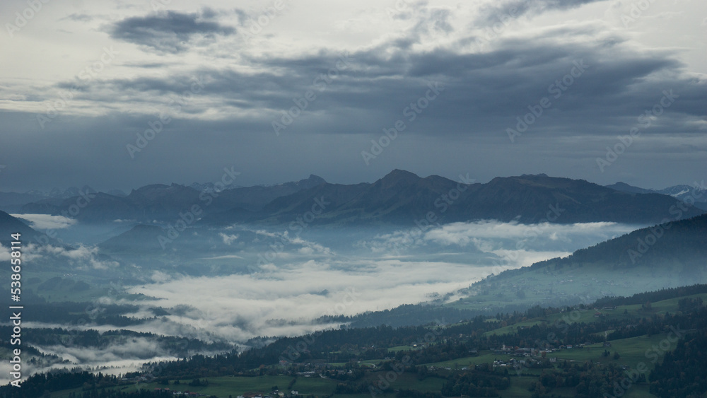 Wolkenstimmung im Bregenzerwald, blick vom Pfänder richtung Osten im Oktober.