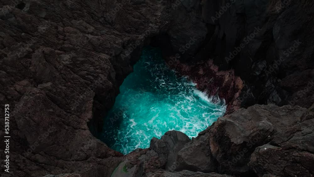 Madeira Nord Küste Porto Moniz Lavafelsen Meeresströmung Lavaspund mit Meerwasser Wasserloch