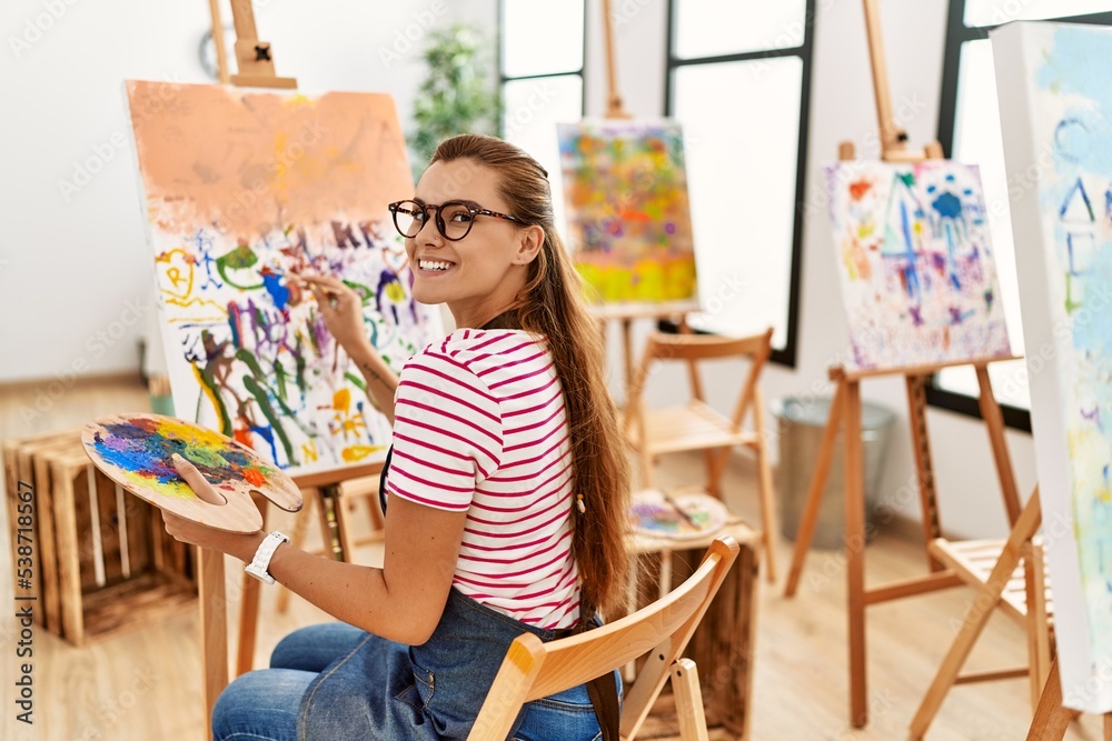 Naklejka premium Young woman smiling confident drawing at art studio