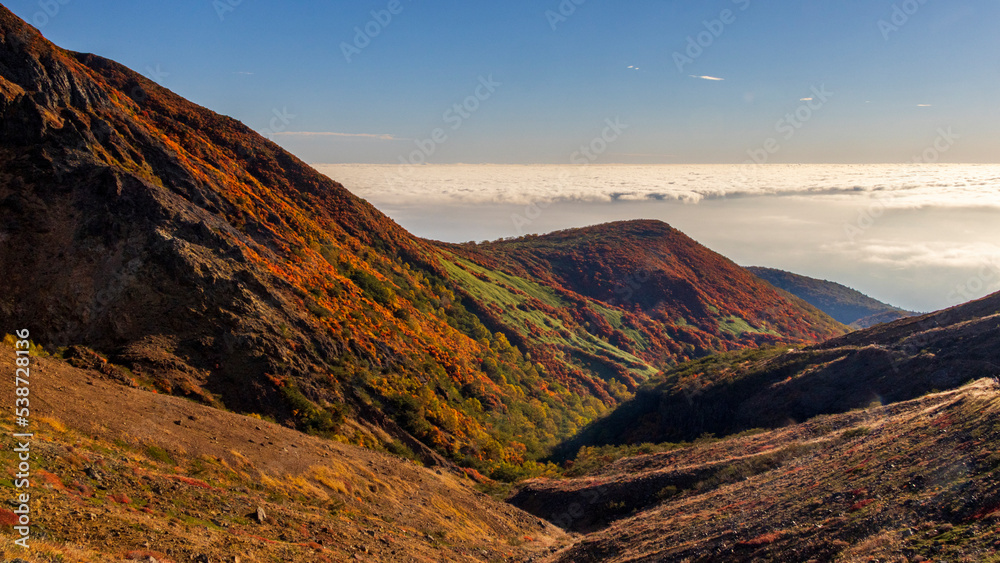 雲海と紅葉の谷　絶景　那須岳　登山