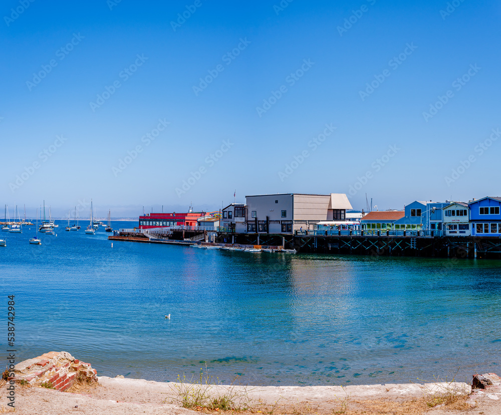 Naklejka premium Monterey Bay, California with city and ocean