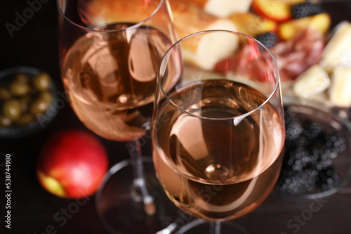 Quadro em tela Glasses of delicious rose wine on table, closeup