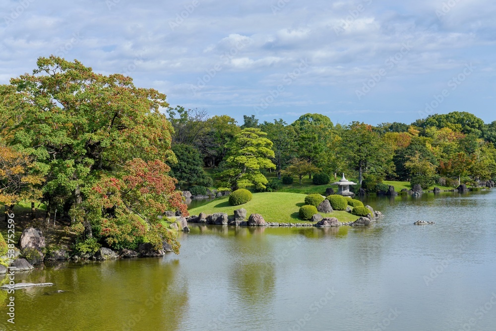 色づき始めた秋の日本庭園の情景＠万博公園、大阪