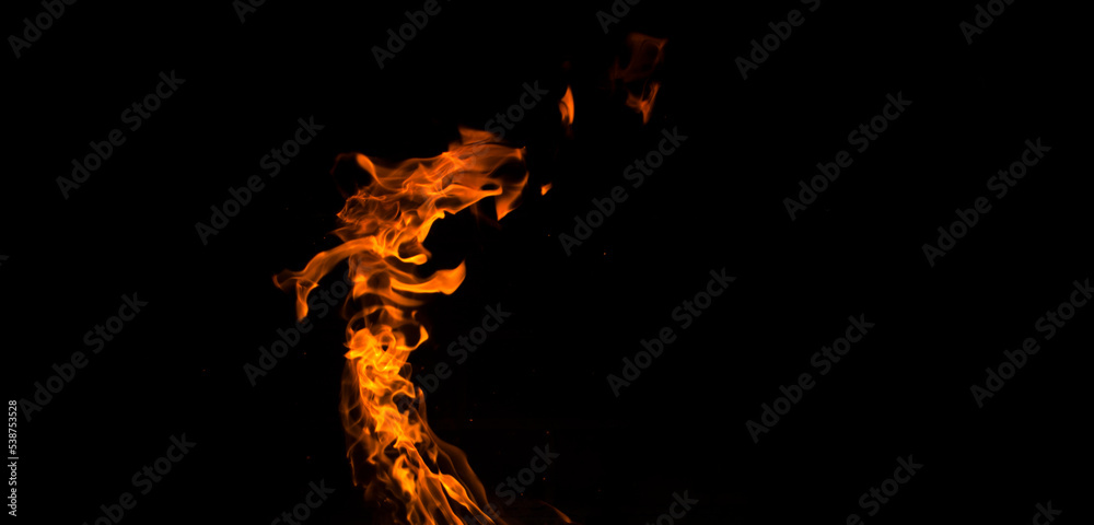 El ardor de las llamas en su vivacidad lúgubre.  - obrazy, fototapety, plakaty 