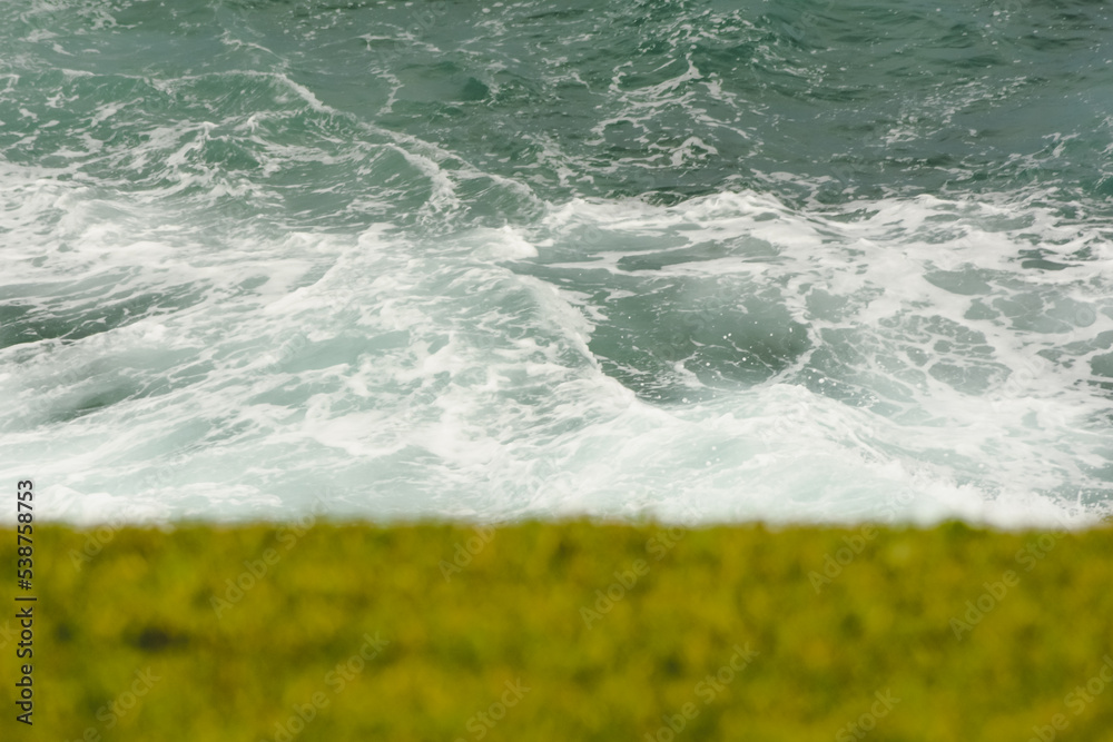 Fototapeta premium Textura de Grama e ondas do Mar em Saquarema-RJ