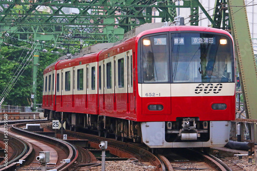 八ツ山橋付近を走行する電車