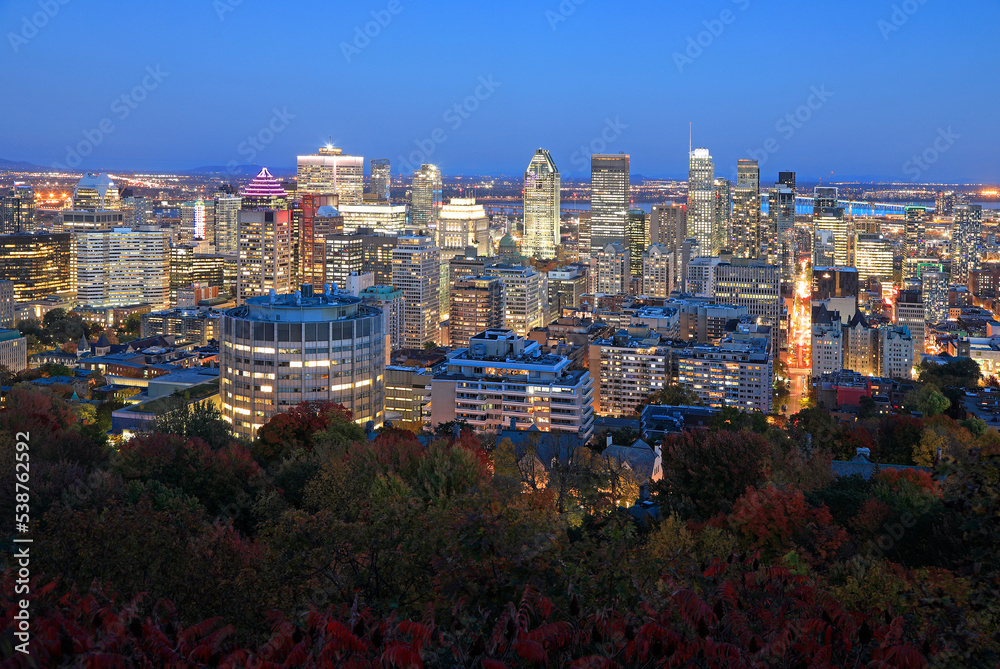 Obraz premium Montreal skyline at dusk in autumn, Quebec, Canada