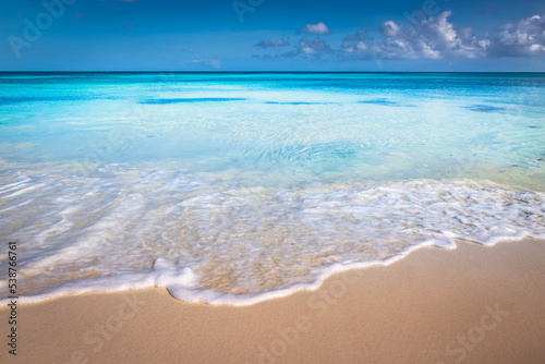Fototapeta Naklejka Na Ścianę i Meble -  Aruba idyllic caribbean beach at sunny day, Dutch Antilles, Caribbean Sea