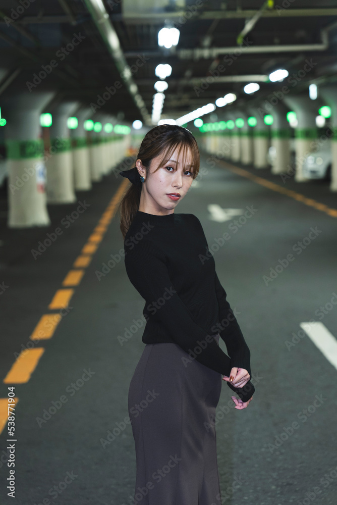 Fototapeta premium 地下駐車場にいる女性