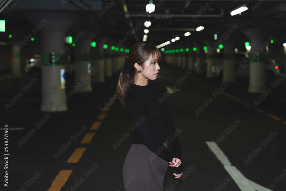 Fototapeta premium 地下駐車場にいる女性