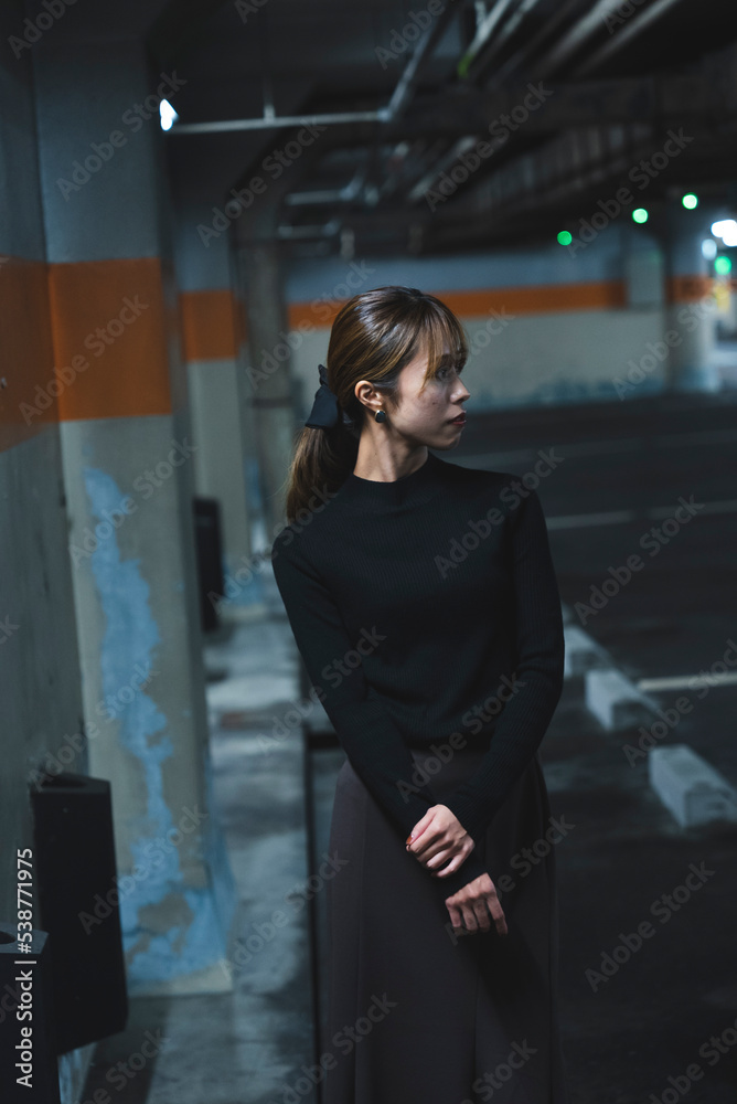 Fototapeta premium 地下駐車場にいる女性
