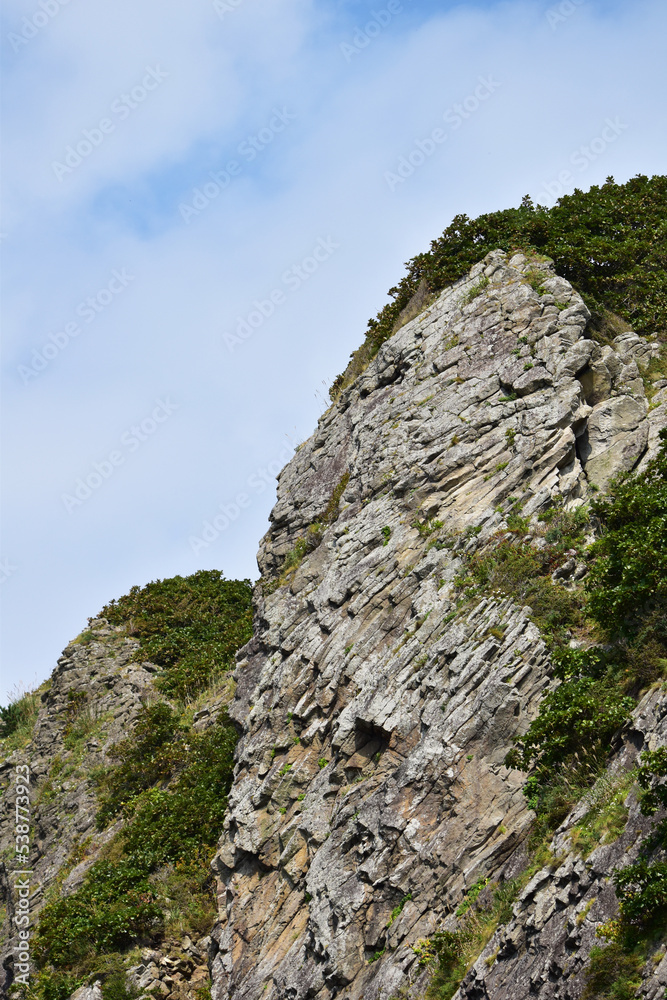 柱状節理の崖と青空