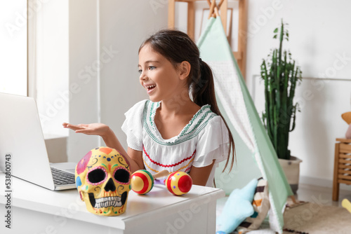 Little Mexican girl video c...