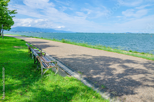 滋賀県の琵琶湖沿いの遊歩道