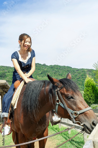 乗馬をする女性