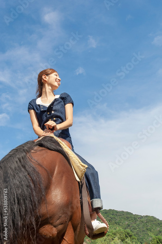 乗馬をする女性