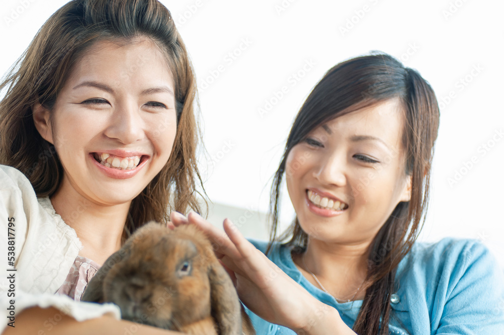 うさぎを抱く2人の女性 うさぎを抱く2人の女性