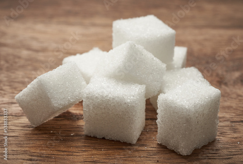 Kostki białego cukru na rustykalnym tle