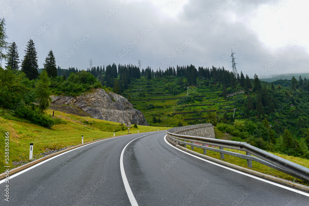 Fototapeta premium Flexenpassstraße vor Flexenpass im Bundesland Vorarlberg (Österreich)