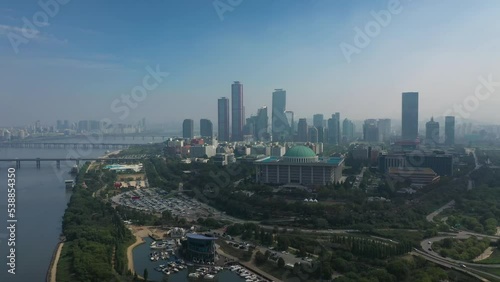 서울 여의도의 전경과 국회의사당을 드론으로 항공 촬영