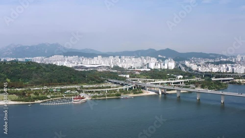 서울의 월드컵 경기장을 멀리서 드론으로 촬영한 전경