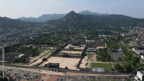 한국의 문화재인 경복궁과 대문인 광화문을 드론으로 촬영