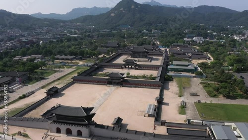한국의 문화재인 경복궁의 전경을 드론으로 회전하며 촬영
