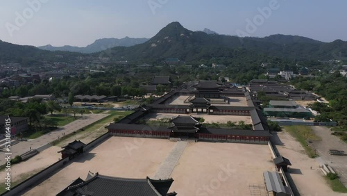한국의 문화재인 경복궁의 전경을 드론으로 멀어지며 촬영