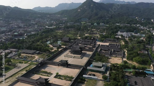 한국의 문화재인 경복궁의 전경을 드론으로 가까이서 회전하며 촬영