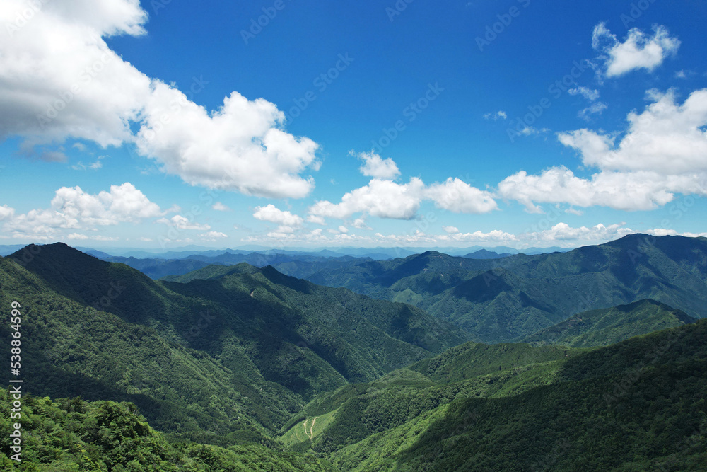 西日本一の石鎚山へと続く天空の道 UFOラインと呼ばれる愛媛県と高知県にまたがる四国の美しい尾根 西日本一の石鎚山へと続く天空の道 UFOラインと呼ばれる愛媛県と高知県にまたがる四国の美しい尾根