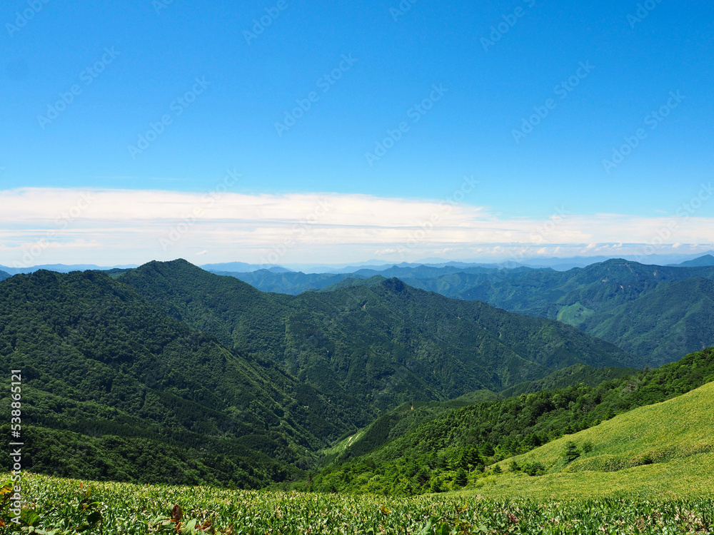 Obraz premium 西日本一の石鎚山へと続く天空の道 UFOラインと呼ばれる愛媛県と高知県にまたがる四国の美しい尾根
