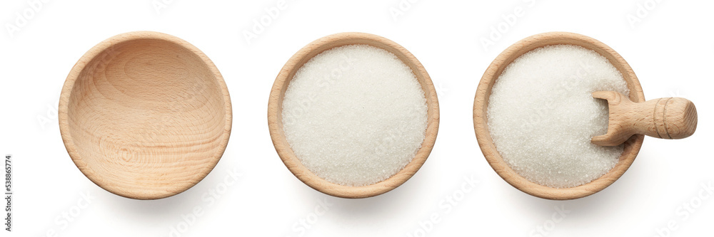 Obraz premium Cukier biały w drewnianych miseczkach na białym tle. Kolaż