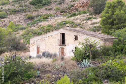 Casa rural típica del mediterráneo con la puerta tapiada