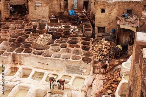 Foto Bizarre medieval tannery in Fez, Morocco.