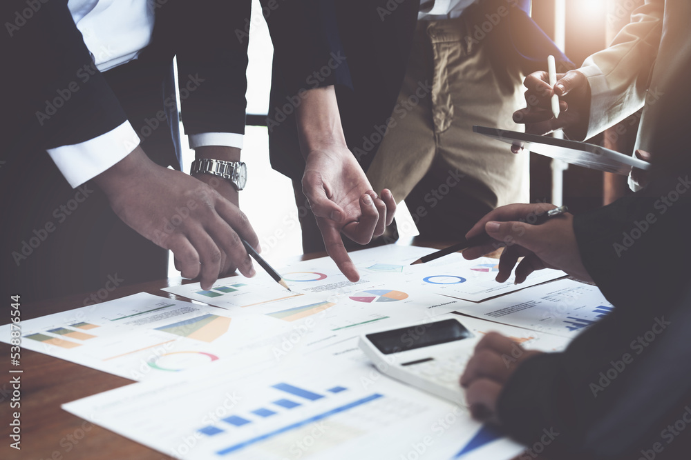 The company's businessmen meet and discuss to plan a marketing strategy and come to a conclusion on how to use the financial budget to avoid investment risks The company's businessmen meet and discuss to plan a marketing strategy and come to a conclusion on how to use the financial budget to avoid investment risks