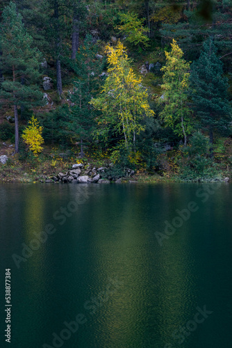 Fototapeta Naklejka Na Ścianę i Meble -  Andorra Engolasters. Montañas de los Pirineos. En la cima de los colores del follaje de otoño.