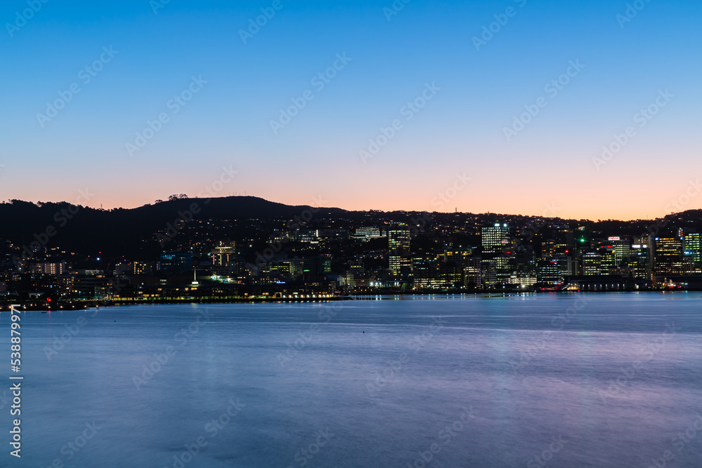ニュージーランド　首都ウェリントンのオリエンタル・ベイから見えるウェリントン港の夜景と夕焼け空