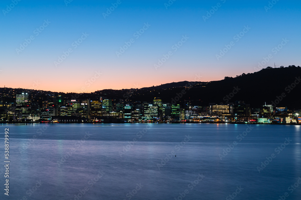 ニュージーランド　首都ウェリントンのオリエンタル・ベイから見えるウェリントン港の夜景と夕焼け空