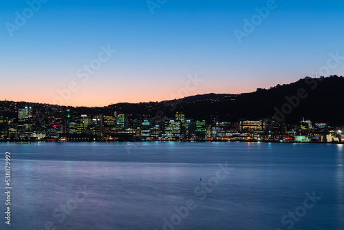 ニュージーランド 首都ウェリントンのオリエンタル・ベイから見えるウェリントン港の夜景と夕焼け空