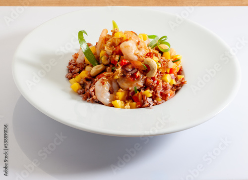 Ensalada de verduras, y gambas. Vegetable salad and shrimp.