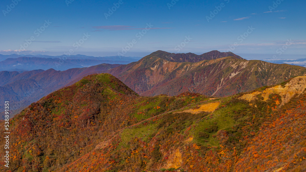 朝日岳から見る隠居倉　紅葉　絶景