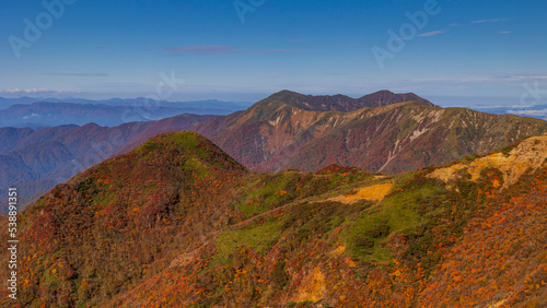 朝日岳から見る隠居倉 紅葉 絶景