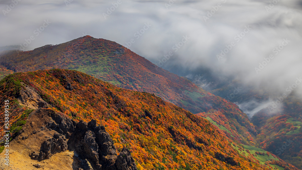 流れる雲と紅葉　絶景　那須岳