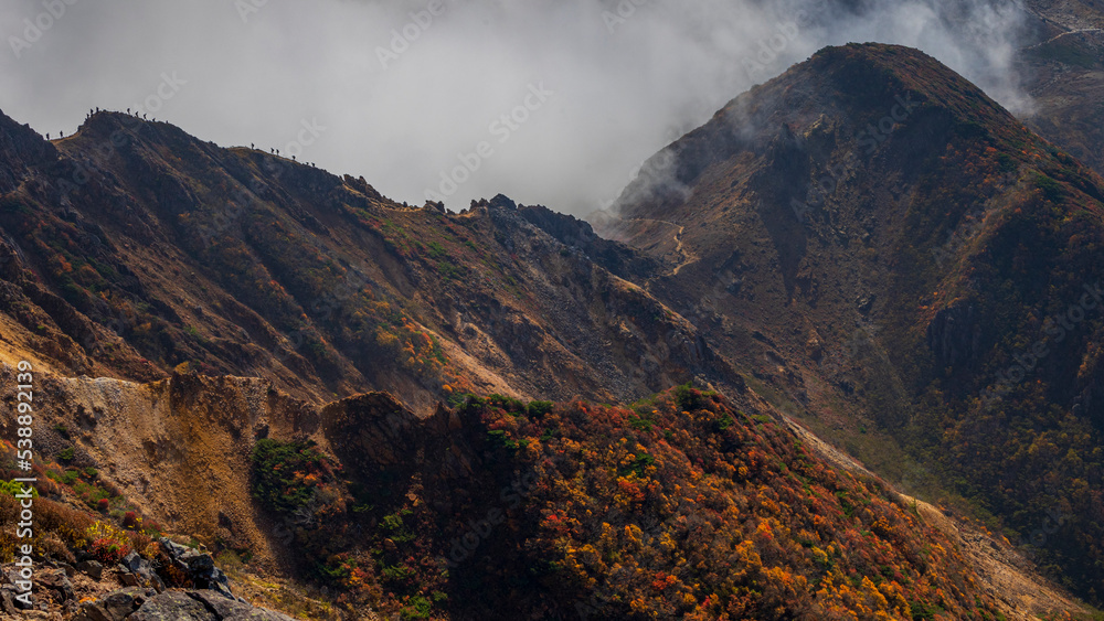 紅葉と稜線　登山者のシルエット　那須岳
