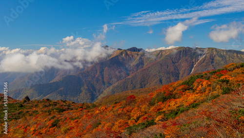 姥が平の紅葉と裏那須の稜線 秋の登山